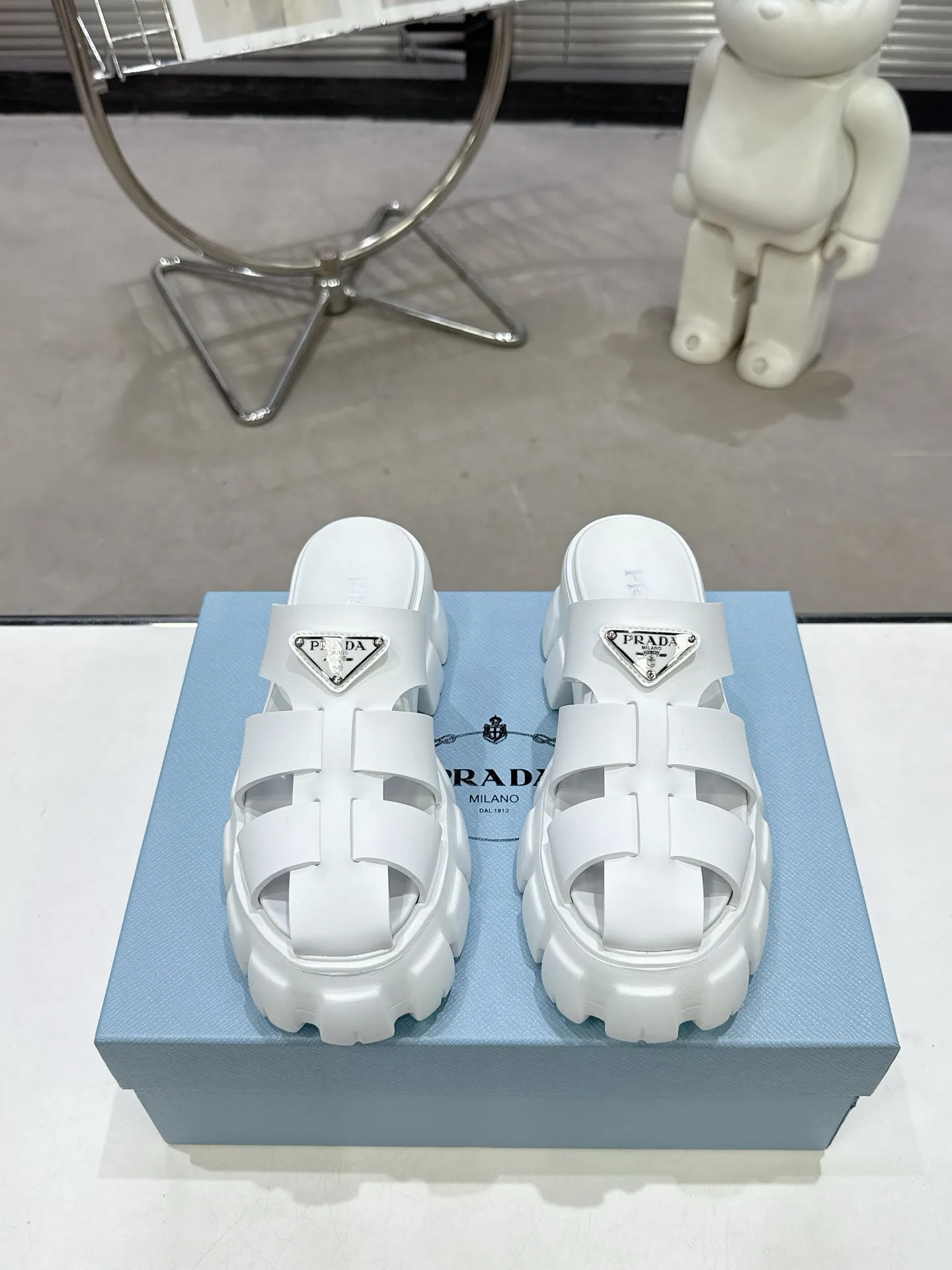 👟👟Ex-factory price 460👟👟 2025 exclusive version super hot🎊🎊🎊prada Prada triangular buckle serrated Roman thick-soled rubber foam ultra-light sandals are retro, fashionable and avant-garde, the upper perfectly restores the original craftsmanship, making the whole pair of shoes light and comfortable, full of holiday feel, bright colors💐💐💐💐 A variety of choices to satisfy fashionable people of different styles! The iconic metal triangle logo is paired with the shape of ancient beach sandals. Every design element is fashionable! Code number 35-40​